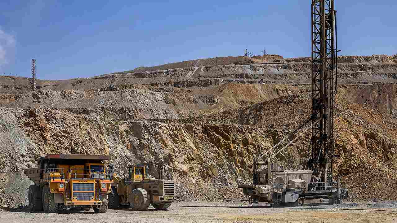 یک معدن روباز با ماشین آلات باربری و حفاری - حفر عمیق ترین گمانه اکتشافی کشور - اخبار دانشکده پیشران