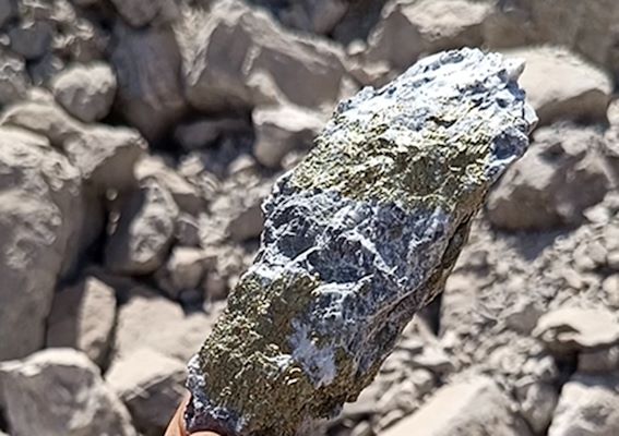 نمونه کالکوپیریت در کانسار مهدی‌آباد