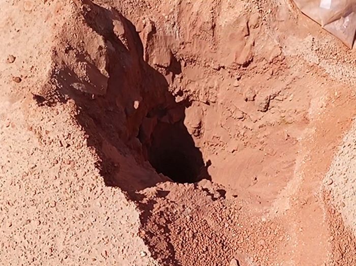 وجود آنکریت در زون اکسیدی کانسار مهدی‌آباد