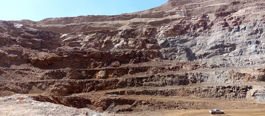 وجود منگنز در زون اکسیدی (رنگ زرد)