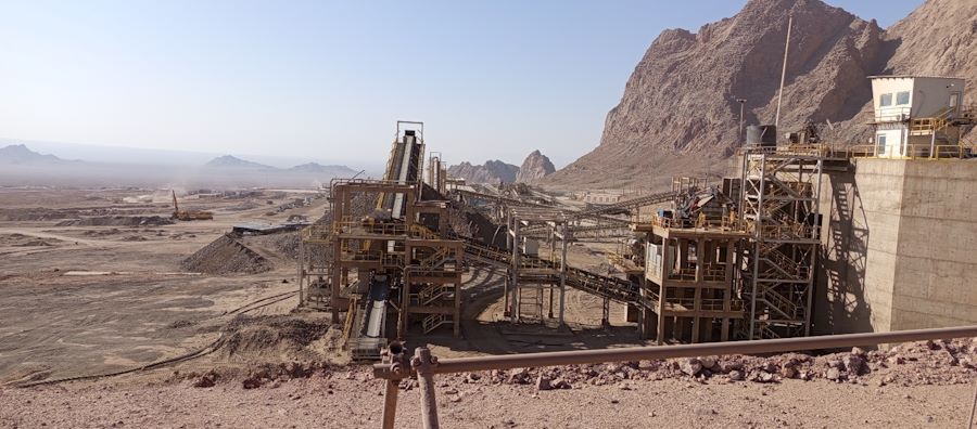 نمایی از واحدهای خردایش مجتمع مهدی‌آباد - کارخانه فرآوری معدن سرب و روی مهدی آباد